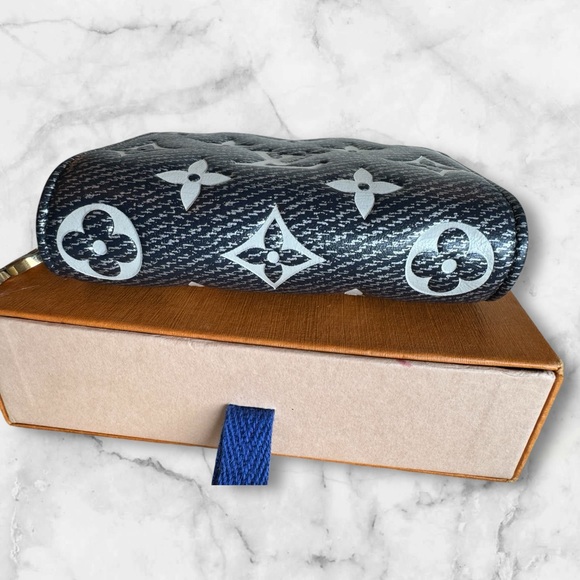 Louis Vuitton Hollographic Monoglam Lou Wallet - Picture 2 of 14